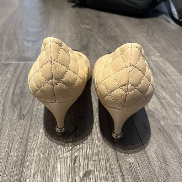 Chanel 2014 Interlocking CC Logo Pumps - Picture 5 of 7